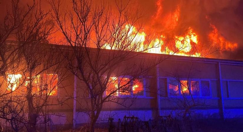 Bevetették a Colossus robotot, hatalmas tűz dúl Morvaszentjánoson, drónok köröznek az égen