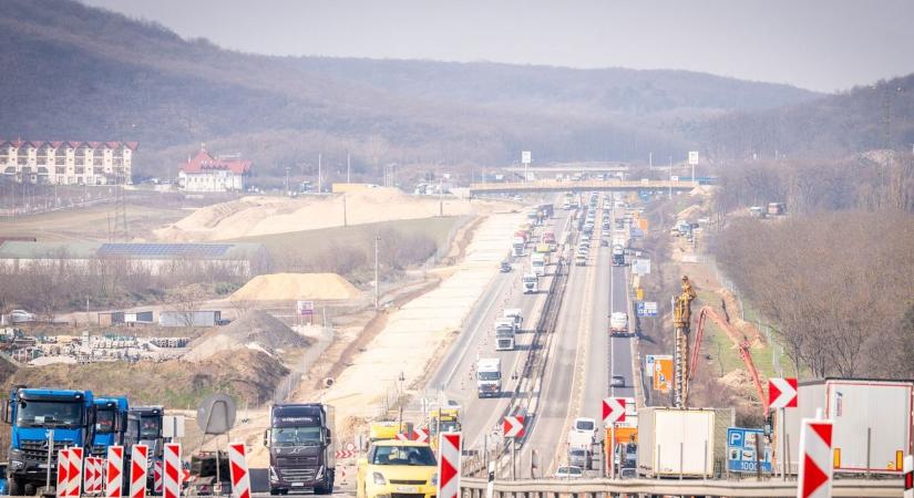 Így szélesítik a töltést az M1-es autópályán, visszabontják a Győr felé vezető oldalt