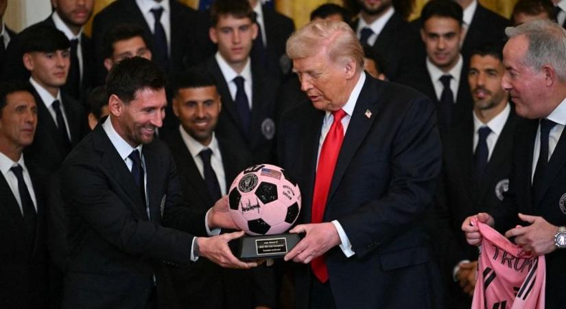 Messi különleges ajándékkal érkezett a Fehér Házba: Trump egyetlen kérdéssel felkavarta a futballvilág örök vitáját (VIDEÓ)