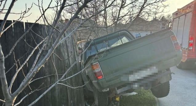 Családi ház kertjébe csapódott egy autós, aki jogsi nélkül, részegen és bedrogozva vezetett