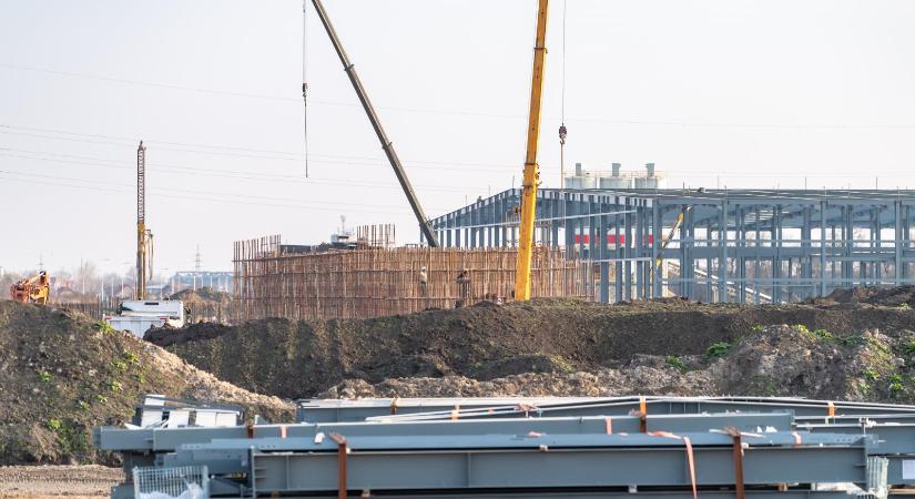 Alapvető munkavédelmi előírásokat szeghetnek meg a szegedi BYD-gyár építésén