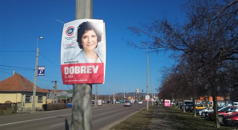 Fellángol a plakátharc Egerben?