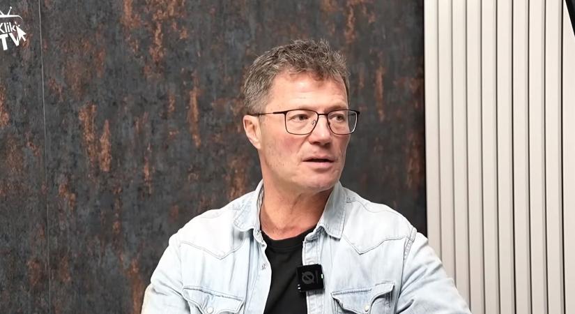 Stohl András fia pucéran rohant ki a fürdőből, ez történt A Nagy Ő otthonában