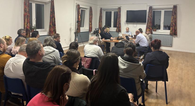 Reggel hatkor tartottak testületi ülést Pilisjászfalun, és ismét kihívták a rendőrséget a tiltakozó helyiekre