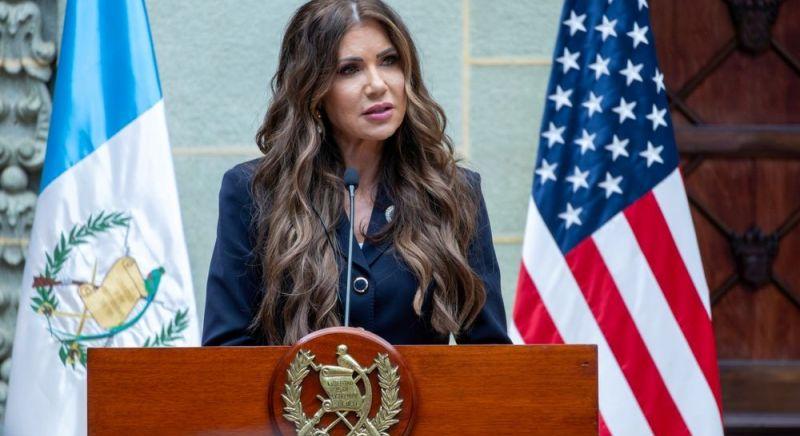 Trump szex miatt rúgta ki belbiztonsági miniszternőjét