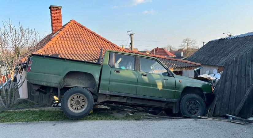 Ittasan, bedrogozva tarolta le a kerítést a 29 éves sofőr ( képek)