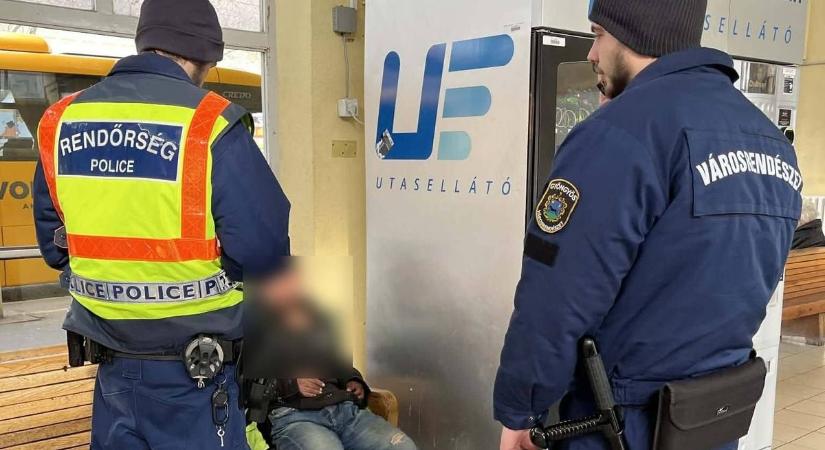 Nem akárki ült Gyöngyösön az utasellátó automatánál! Fogták és vitték is a rendőrök – fotókkal