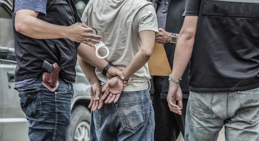 Aranytömböket és pénzt szállító ukránokat fogott el a NAV