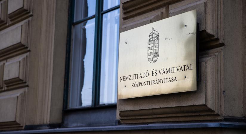 Kiutasították Magyarországról azt a hét ukrán állampolgárt, akik Bécsből vittek Ukrajnába aranyat és dollármilliókat