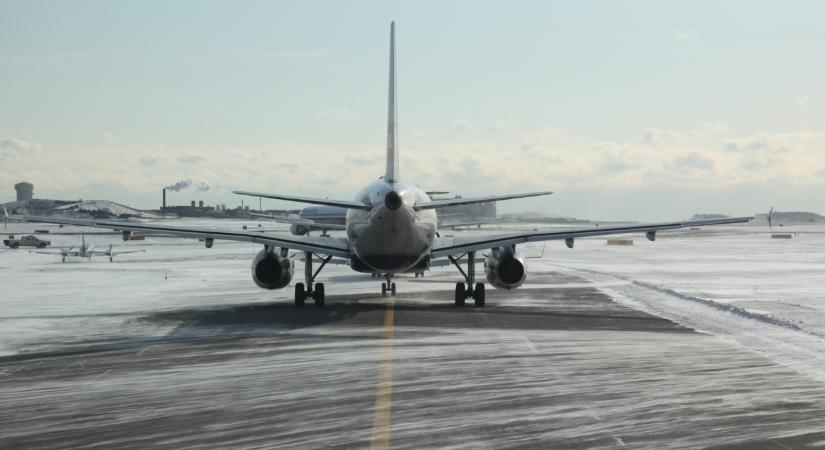 Rakétariadó után lépi ezt meg a gigalégitársaság: rengeteg utast érint a váratlan fordulat