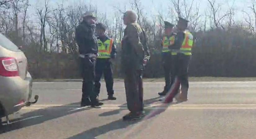 Újabb baleset: civil rendőrautó tört a 6-os úton (VIDEÓ)