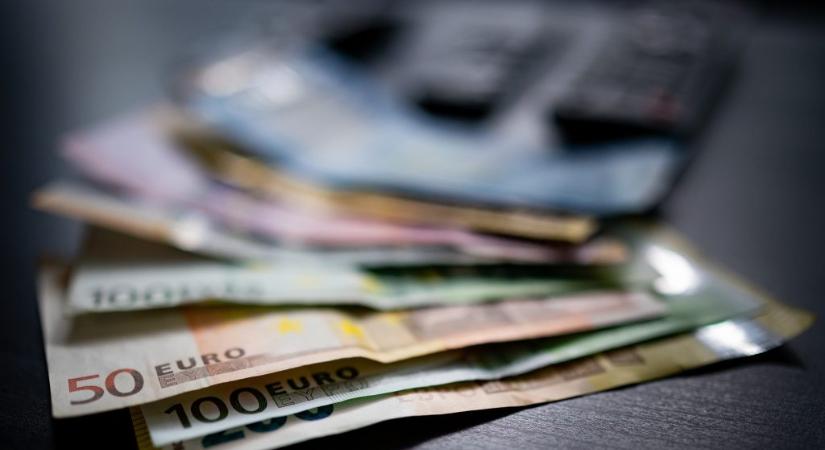 Durva lejtmenetbe kapcsolt a forint