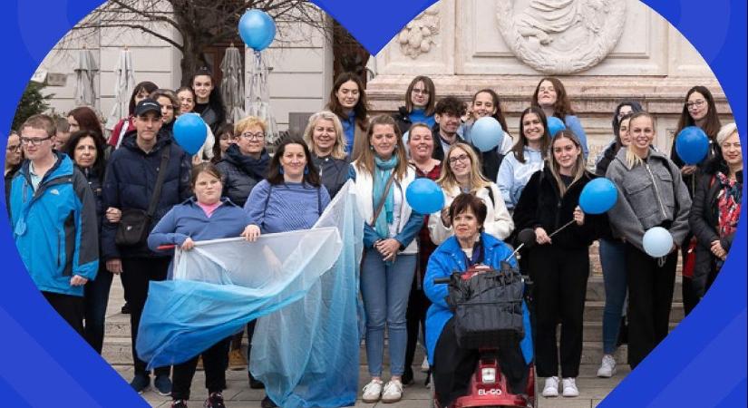 Öltözz kékbe, sétálj Győrben!