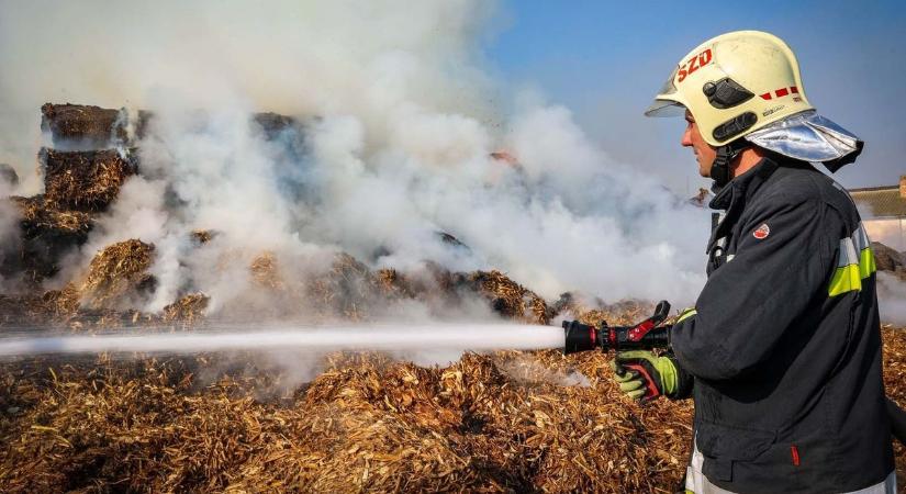 Éjjel riasztották a tűzoltókat Bonyhádra – még mindig küzdenek a lángokkal (galériavideó)