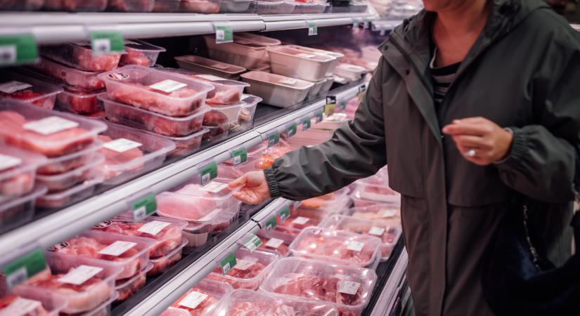 Újabb sokk a kasszáknál: ismét drágul a hús és a pékáruk alapanyaga