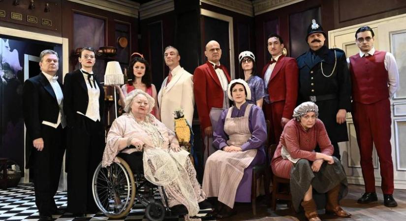 A sikersorozat, amit 30 éve imádunk, pedig ugyanazt a 26 részt ismétlik: megnéztük a Csengetett, Mylord?-ot a színházban