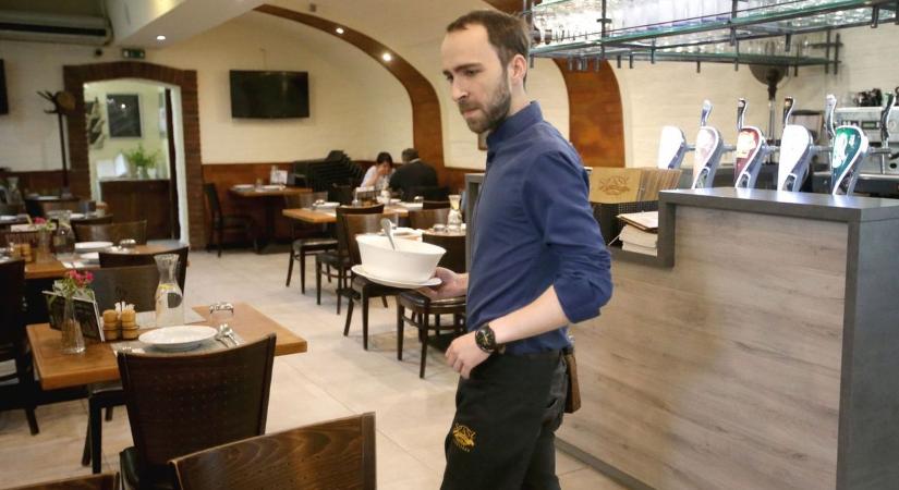 Gondoltad volna, sokkal kevesebb borravalót adunk, ezért aztán ennyit keres ma Kaposváron egy pincér