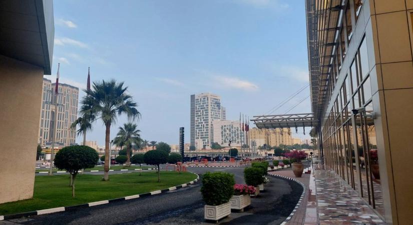 Dohában rekedt egy szolnoki fotós: szirénák és robbanások között várják a hazautat