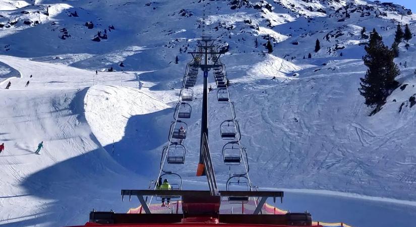 Viccnek indult, rémálomba illő tragédia lett belőle – videón, ahogy az életéért kapaszkodik egy nő