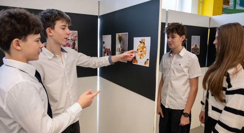 Arany János és a mesterséges intelligencia egy színpadon – videóval