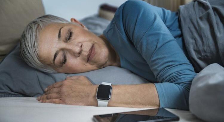 Biztonságos a telefon mellett aludni? Ez történik a szervezeteddel éjszaka