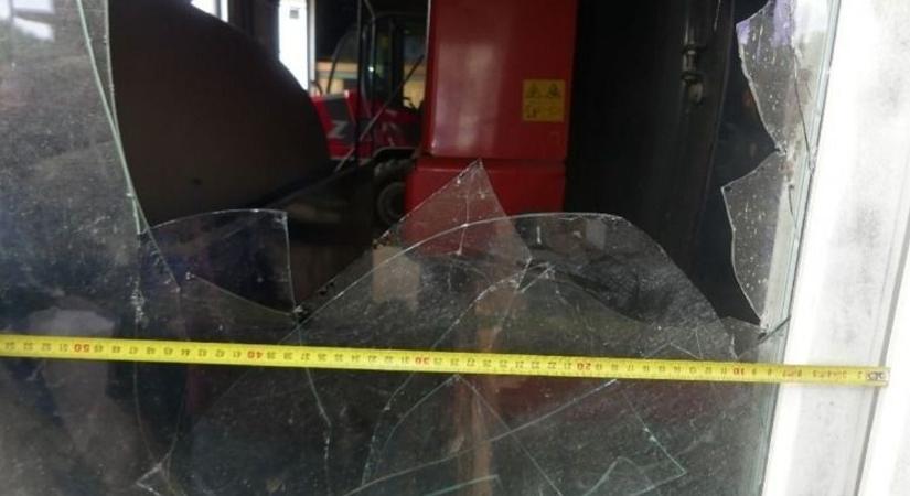 Ez a tolvaj kifinomult módszert választotta betörésekhez - ja nem!