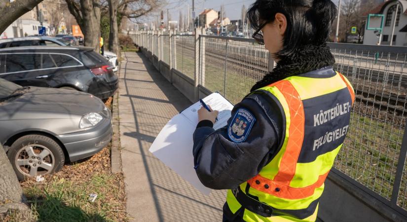 Kollégáink folyamatosan ellenőrzik a közterületen hagyott autókat