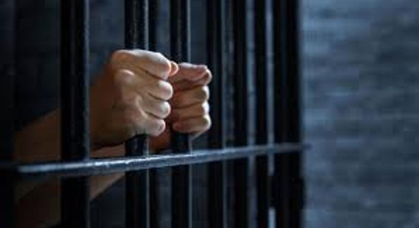 Jogsi nélkül menekült a rendőrök elől – most börtön várhat a visszaeső sofőrre