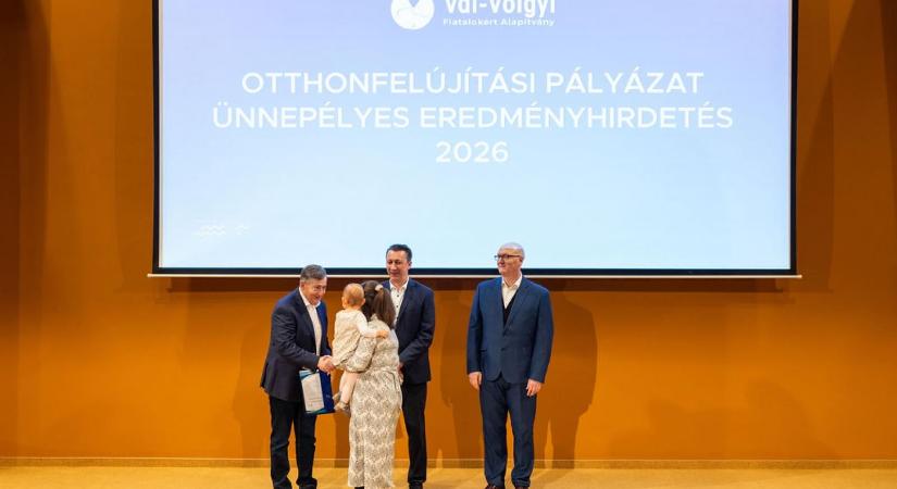 Mészáros Lőrinc 124 és fél milliós otthonfelújítási támogatást osztott ki Felcsút környékén