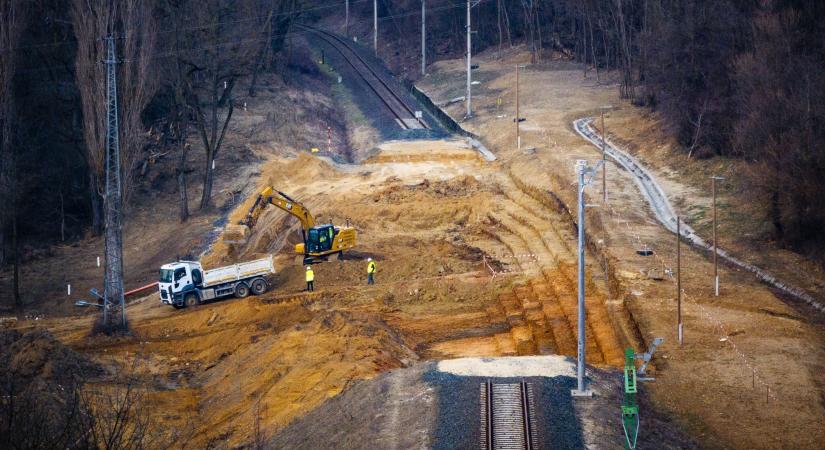 Megkezdődött a töltés bontása az Ajka-Veszprém vasútvonal lezárt szakaszán