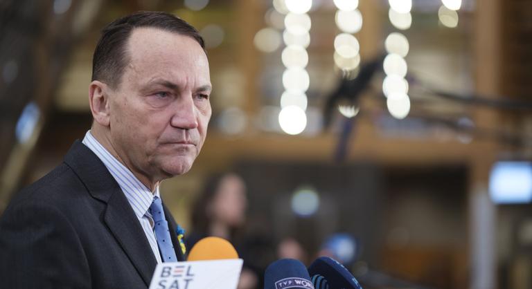 Megették a zebrákat, ellopták a pénzt – a lengyel külügyminiszter is reagált az ukrán pénzszállítmányra