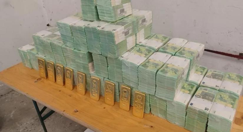 Fotókon tette közszemlére a kormány az ukránoktól lefoglalt aranyrudakat és eurókötegeket