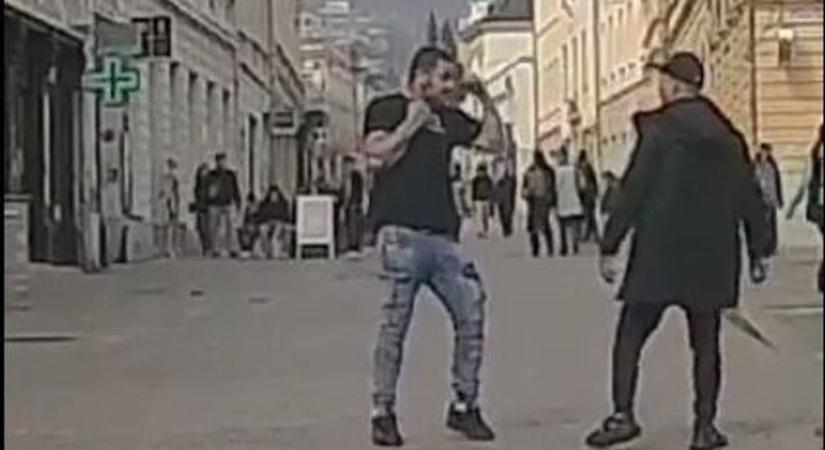 Hatalmas balhé a pécsi belvárosban - VIDEÓN az összetűzés