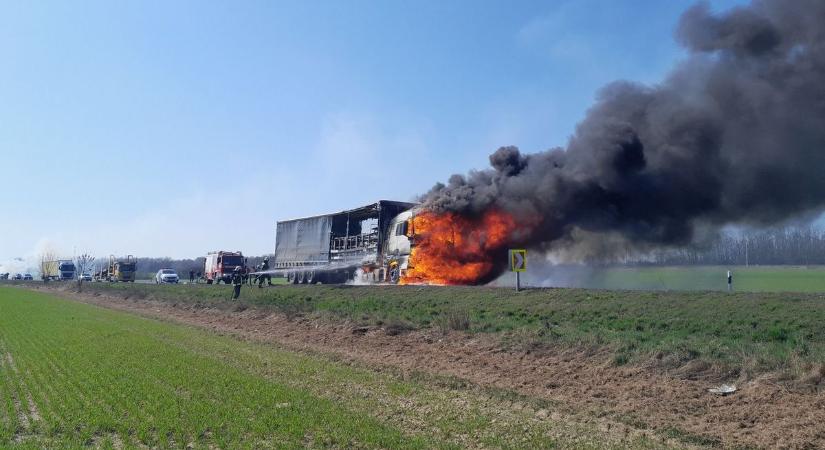 Hatalmas lángokkal ég egy kamion a 86-os főút egy vasi szakaszán - videó, fotók