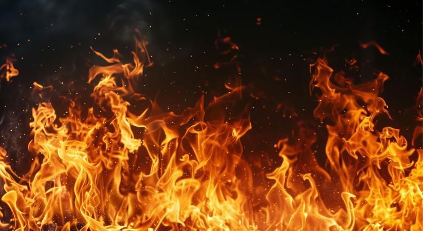 Teljes útzár a 86-oson, lángol egy kamion