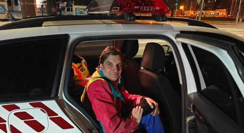 Házkutatást tartottak a kormányplakátokat „kijavító” pécsi jogásznál