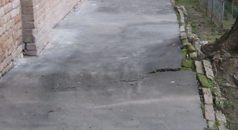 Szinte járhatatlan a Visszhang utcai járda, a lakók már a csodában bíznak