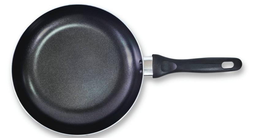 „Hihetetlen, de igaz”: végre rájöttek az emberek, mire való a lyuk a serpenyő nyelén