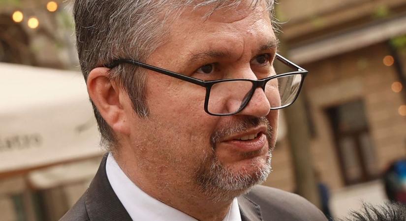 Hadházy Ákos mentegeti Volodimir Zelenszkij ukrán elnököt