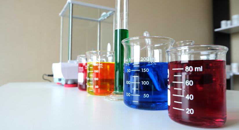 Súlyos égési sérüléseket szenvedett egy 14 éves diák egy nagykátai kémiaórán