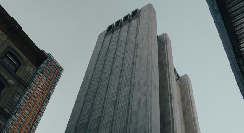 Misztikus, ablaktalan felhőkarcoló borzolja a kedélyeket - mire szolgál egy ablak nélküli épület?