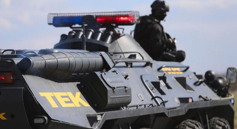 Nyilvánosságra hozta a TEK, hogyan ütött rajta az ukrán aranykonvojon egy Mol-benzinkúton, golyóállómellényes őröket teperték le – videón az akció