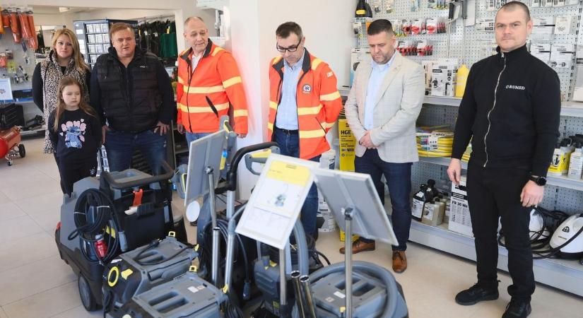 Örültek a nyíregyházi mentők az adománynak (fotók, videó)