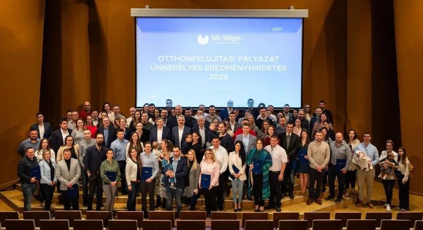 A Vál-Völgyben élő családokat több mint 124 millió forinttal támogatták - Az ünnepélyes díjátadóra Felcsúton került sor