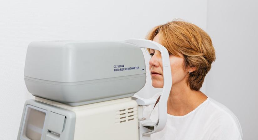 A szürkehályog egyik legkorábbi jele, ha így látja a fehér színt