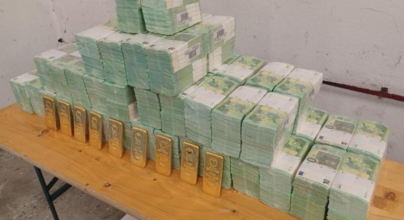 Fotókon mutogatja a kormány az ukránoktól lefoglalt aranyrudakat és eurókötegeket