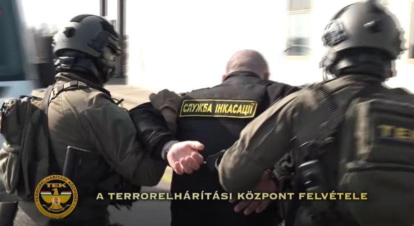 Aranytömböket és pénzt szállító ukránokat fogott el a NAV (videó)