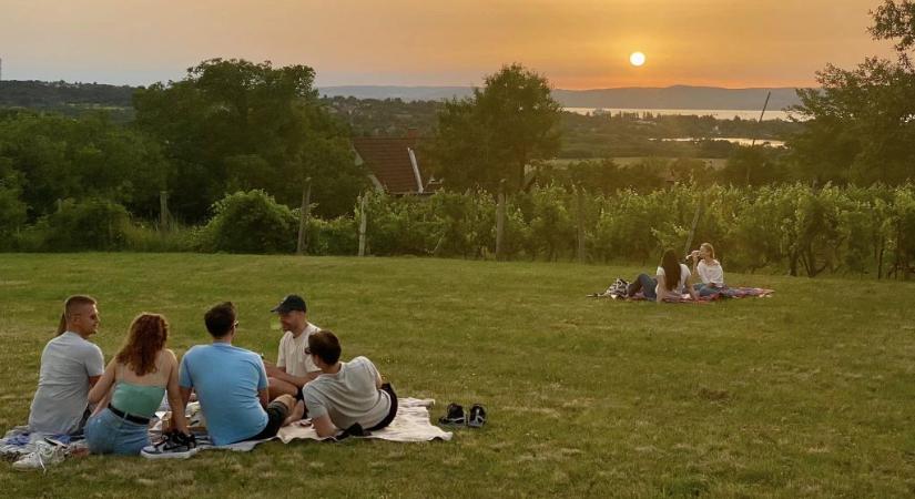 „Ezt mi nem szeretnénk” – Kitiltják a panorámás luxusnyaralókat a Balaton melletti faluból