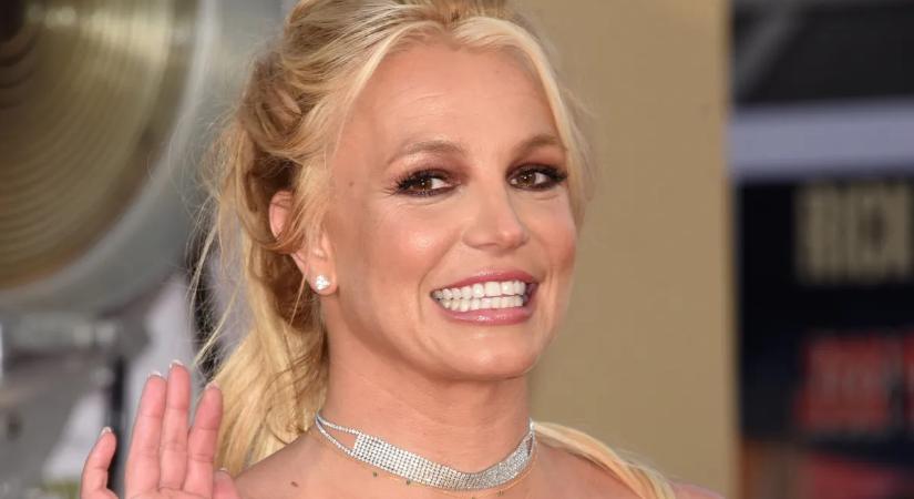 Így csúszott Britney Spears a gödör legaljára! 55 napos frigye, döbbenetes hajnyírása és pucér táncai után újra a címlapon