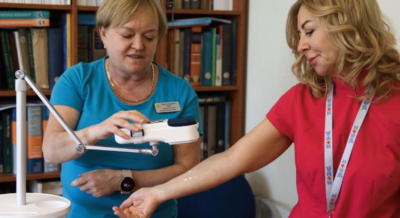 Gyorsabban és kevesebb szúrással vesznek vért a győri kórházban – Videó, sok fotó